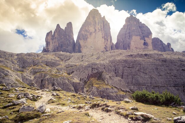 Vista di Tre Cime di Lavaredo - massiccio roccioso italiano ben noto delle Dolomiti