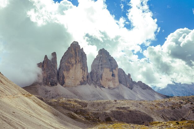 Vista di Tre Cime di Lavaredo - massiccio roccioso italiano ben noto delle Dolomiti