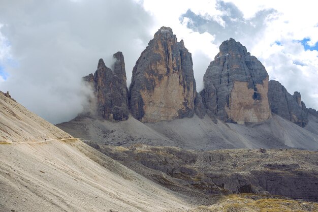 Vista di Tre Cime di Lavaredo - massiccio roccioso italiano ben noto delle Dolomiti