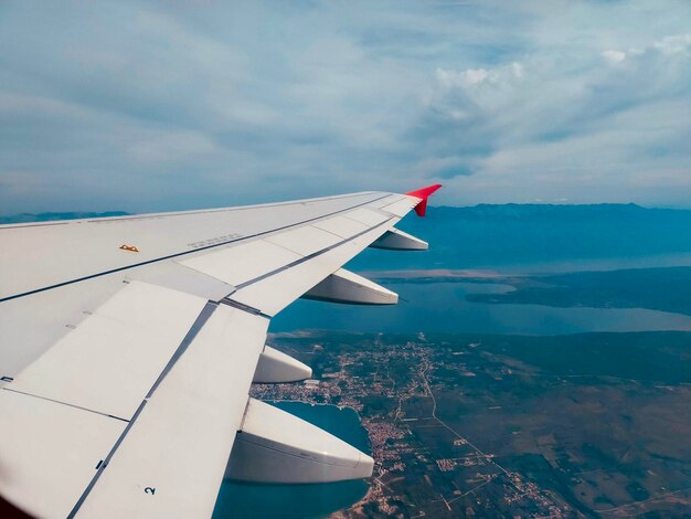 Vista di un aereo che vola nel cielo