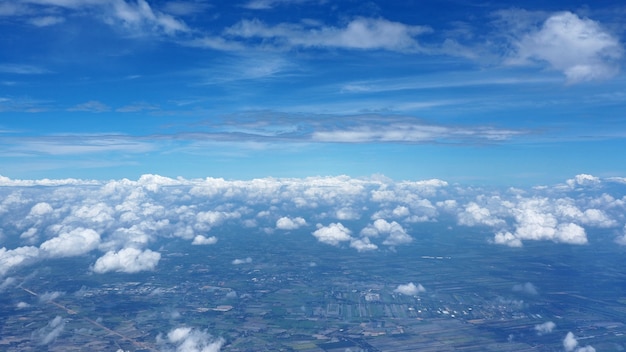 Vista di un aereo mentre si vola nel cielo