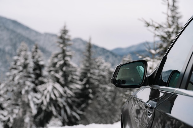 Vista di un'auto sulla montagna coperta di neve durante l'inverno
