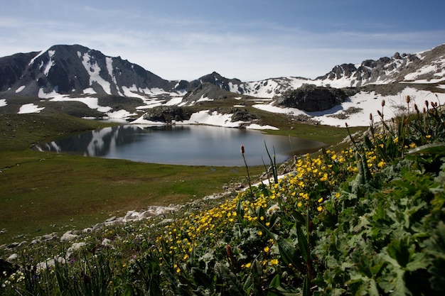 vista di un bellissimo paesaggio di montagna con un lago