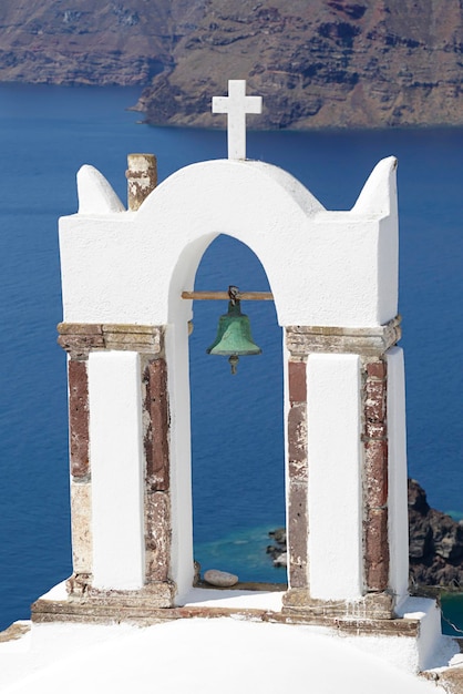 Vista di un campanile con il mare sullo sfondo a Oia Santorini Grecia