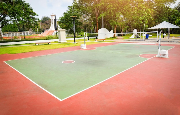 Vista di un campo da basket vuoto