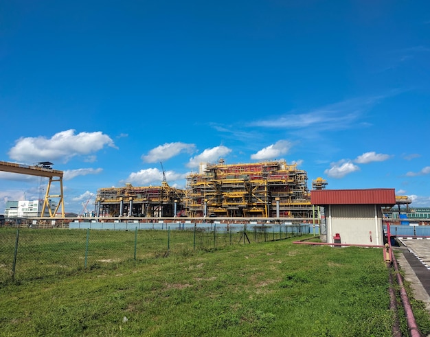 Vista di un cantiere edile della piattaforma petrolifera che è in costruzione con il fondo del cielo blu