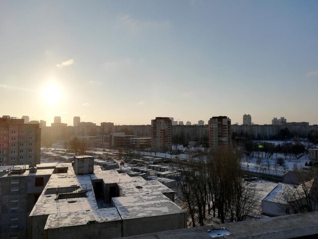 Vista di un cantiere in una giornata gelida di sole invernale. La costruzione di edifici residenziali mediante gru a torre.