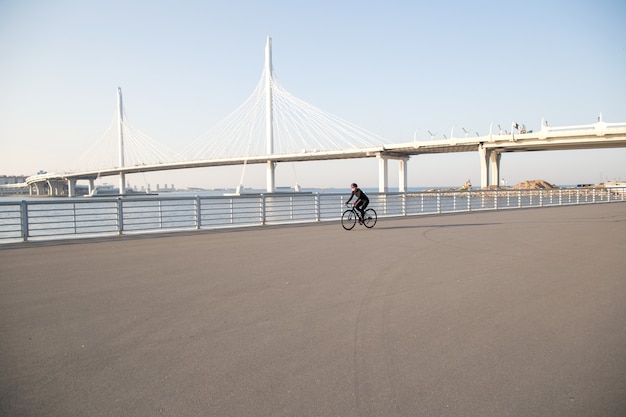 Vista di un ciclista solitario sul lungomare