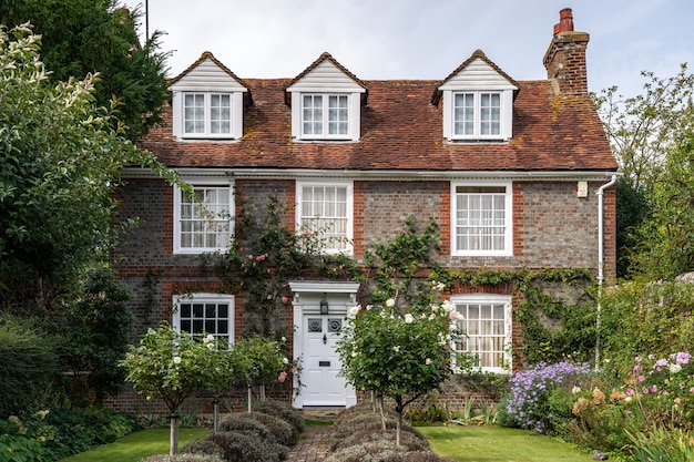 Vista di un cottage tradizionale in High Street ad Alfriston East Sussex il 13 settembre 2021