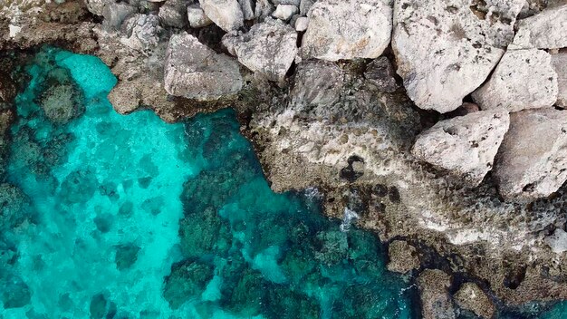 vista di un drone sull'isola di Cipro Ayia Napa