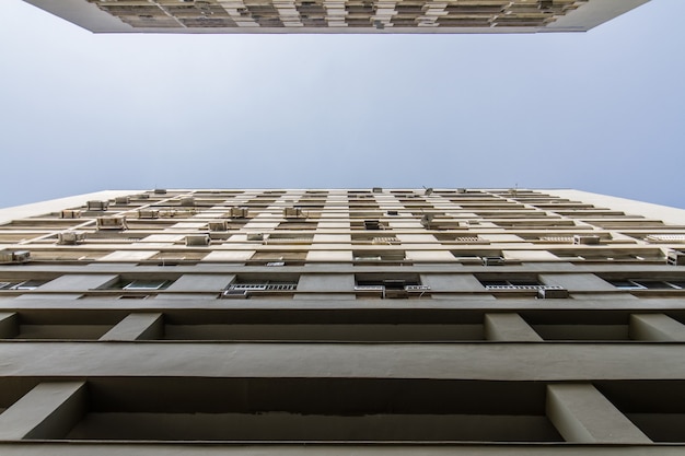 Vista di un edificio in prospettiva Counter-Plongee a Rio de Janeiro in Brasile.