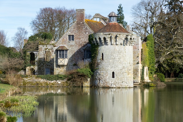 Vista di un edificio nella tenuta del castello di Scotney