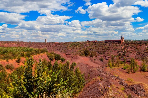 Vista di un'enorme cava di minerale di ferro a Kryvyi Rih Ucraina Miniera a cielo aperto