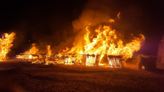 Vista di un enorme incendio in città