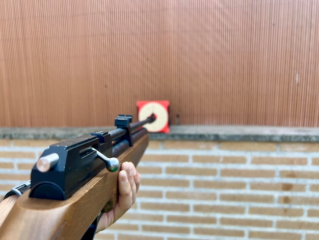 Vista di un fucile di pratica che mira a un punto di pratica Primo piano di un fucile di pratica che mira a un bersaglio di tiro