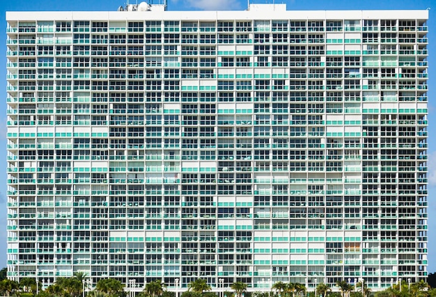 Vista di un grattacielo residenziale a Fort Lauderdale con un prato e palme