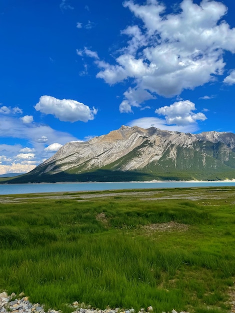 Vista di un lago di montagna in Canada