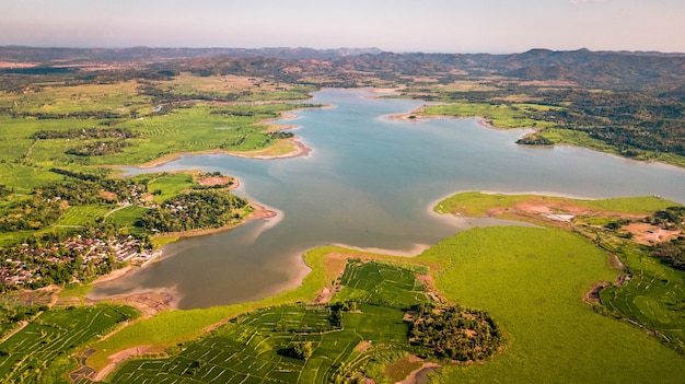 vista di un lago e risaie sull'isola di Lombok