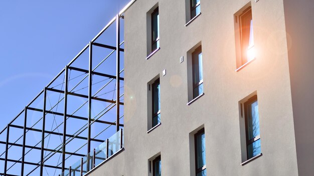 Vista di un moderno edificio di appartamenti bianchi Simmetria perfetta con cielo blu Architettura geometrica