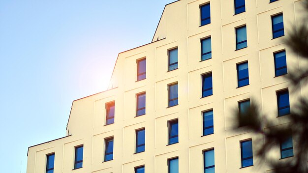 Vista di un moderno edificio di appartamenti bianchi Simmetria perfetta con cielo blu Architettura geometrica