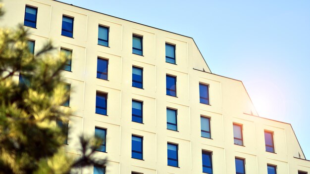 Vista di un moderno edificio di appartamenti bianchi Simmetria perfetta con cielo blu Architettura geometrica