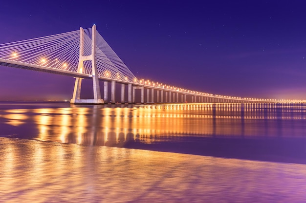 Vista di un moderno ponte strallato di notte (ponte Vasco da Gama), Lisbona, Portugal