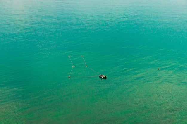 Vista di un motoscafo in movimento. barca con pescatori. I pescatori in barca controllano le reti. Trasporto d'acqua e tempo libero estivo.