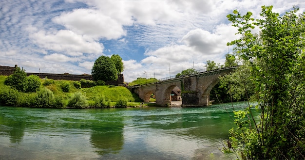 Vista di un ponte di Navarrenx nei Pirenei francesi