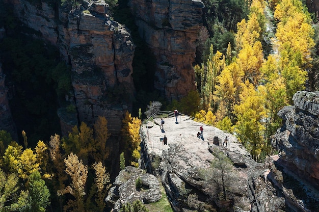 Vista di un punto di vista nel burrone di La Hoz con escursionisti all'interno del parco naturale dell'Alto Tajo Guadalajara