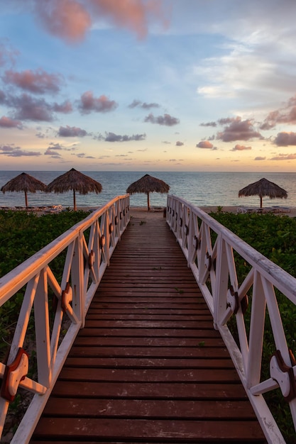 Vista di un sentiero in legno che conduce alla spiaggia sabbiosa sul Mar dei Caraibi a Cuba