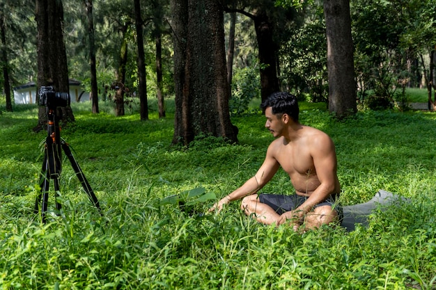 Vista di un uomo che conduce una lezione di fitness virtuale con un gruppo di persone a casa in una videoconferenza Istruttore di fitness che segue lezioni di yoga online