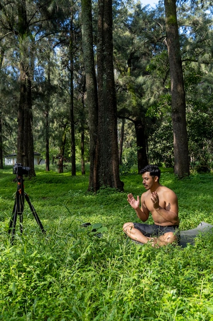 Vista di un uomo che conduce una lezione di fitness virtuale con un gruppo di persone a casa in una videoconferenza Istruttore di fitness che segue lezioni di yoga online
