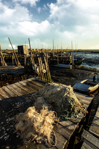 Vista di un vecchio molo palafitico del pescatore sulle paludi di Sado.