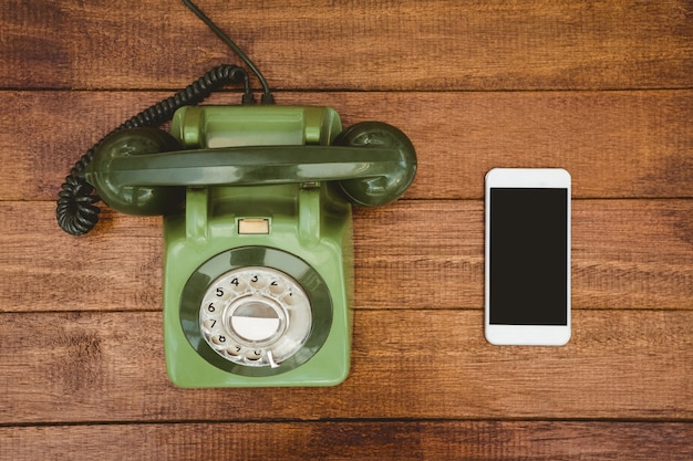 Vista di un vecchio telefono e uno smartphone