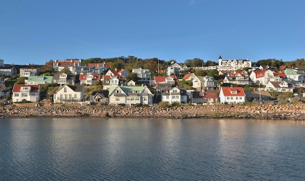 Vista di un villaggio sul mare Molle costruito sulla collina dall'acqua in svezia