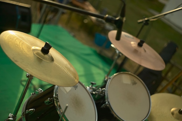 Vista di una batteria, strumento musicale, dal punto di vista del giocatore, girato in un palco pronto per un concerto dal vivo di una rock band.
