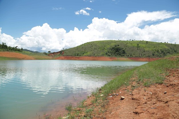 Vista di una bellissima diga a forma di laguna con un paesaggio sullo sfondo