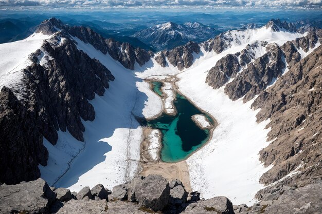 vista di una catena montuosa con un fiume che la attraversa