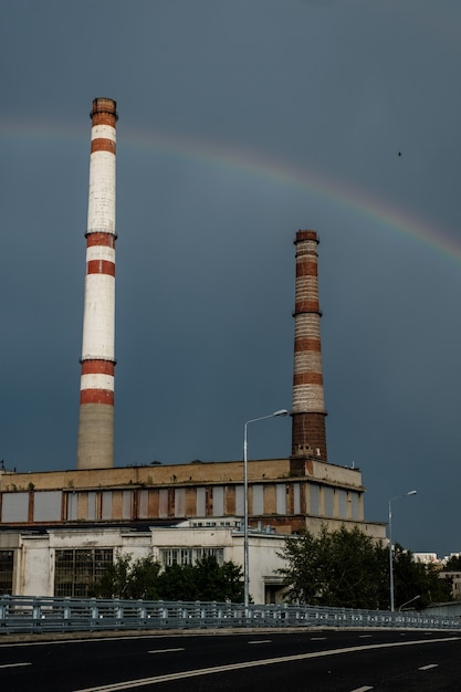 Vista di una centrale termica con un arcobaleno.