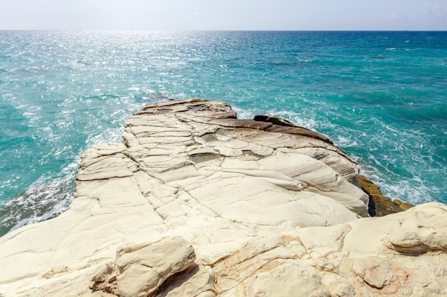 Vista di una costa rocciosa al mattino