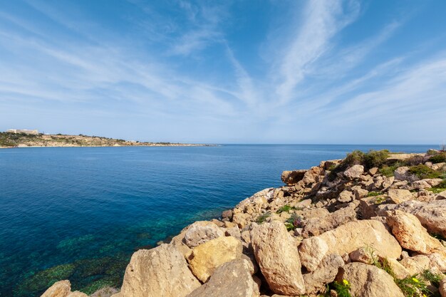 Vista di una costa rocciosa al mattino