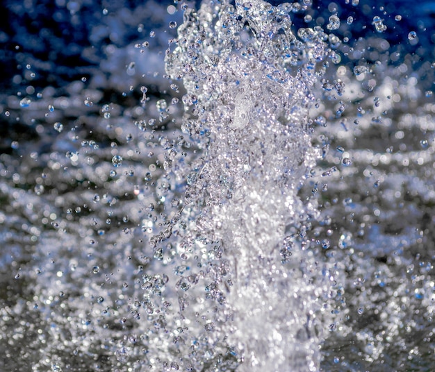 Vista di una fontana. Esplosione d'acqua. Vista a getto d'acqua.