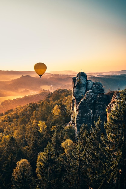 Vista di una mongolfiera contro il cielo durante il tramonto