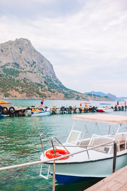 Vista di una nave passeggeri nella baia di Balaklava