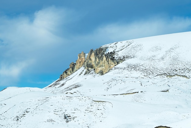 Vista di una piccola montagna di gesso innevata