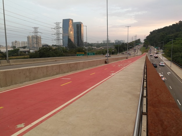 Vista di una pista ciclabile vuota nella città di San Paolo.