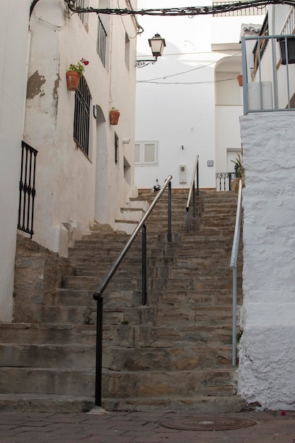 Vista di una scala in pietra nelle strade di Mojacar Spagna