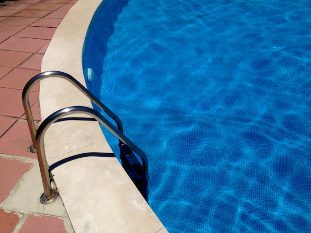Vista di una scala in piscina