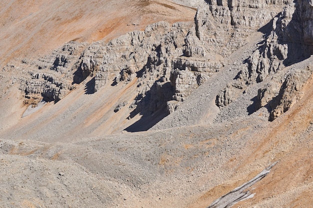 Vista di una sezione del deserto roccioso di alta montagna con rocce stagionate, talus e ghiacciai