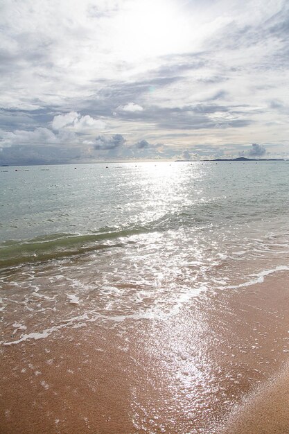 Vista di una spiaggia prima del tramonto in Thailandia